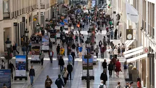 La AECC recogerá firmas para prohibir fumar en espacios como la calle Larios