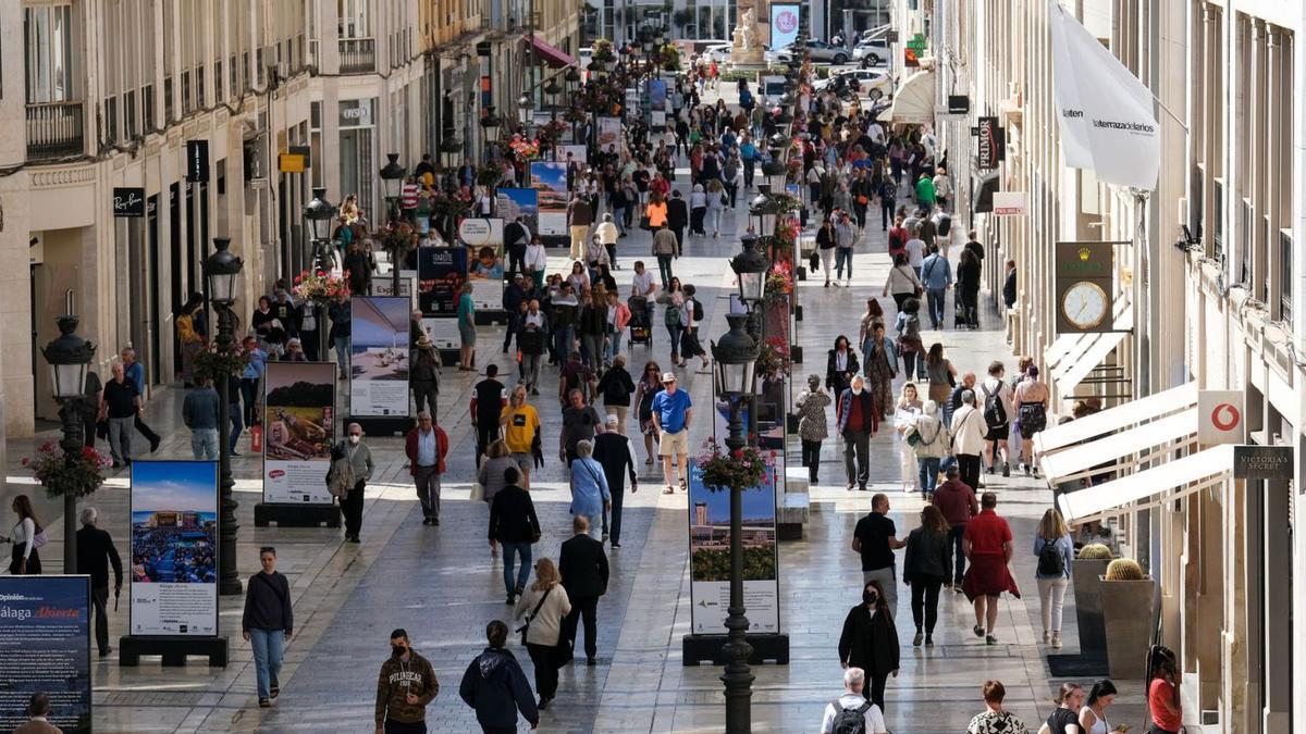 ¿Prohibido fumar en la calle Larios? Es el objetivo de la Asociación Española contra el Cáncer.