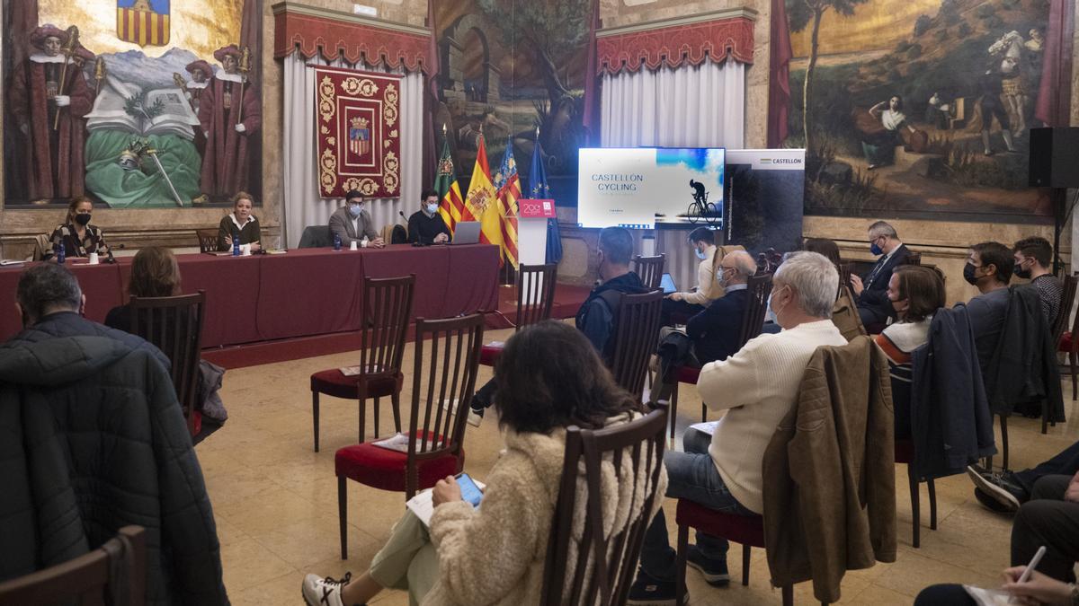 Momento de la presentación del club de producto centrado en el ciclismo con empresarios y consistorios