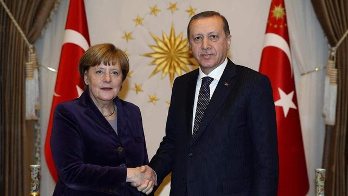 Merkel estrecha la mano del presidente turco, Recep Tayyip Erdogan, en Ankara, en febrero.