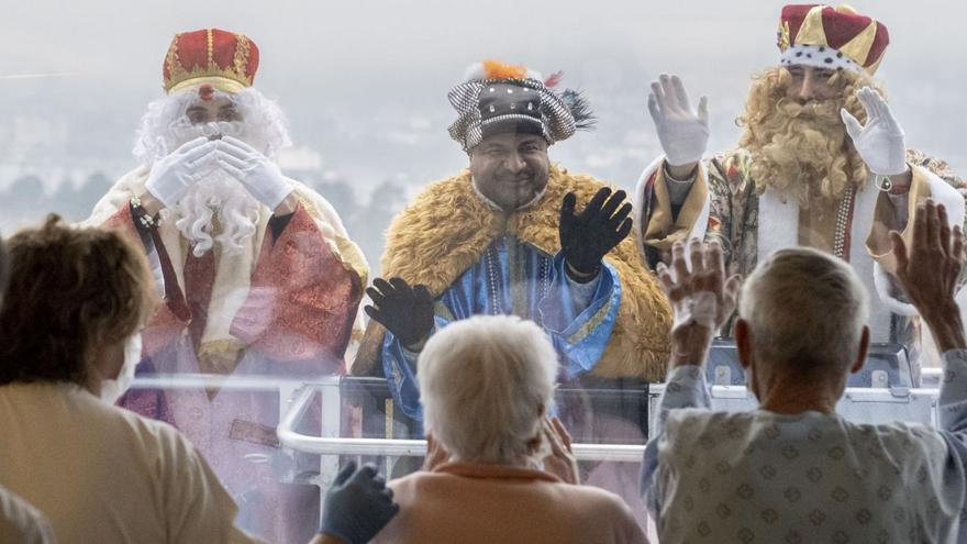 Los Reyes Magos, elevados con el camión grúa de los Bomberos, visitaron a los pacientes del CHUO.   | // BRAIS LORENZO