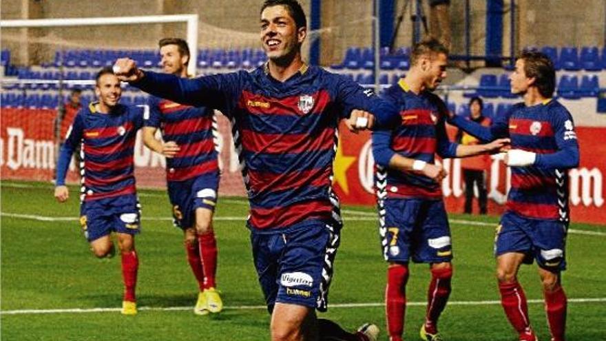 Juanjo Expósito celebra el gol que va marcar el dissabte contra l&#039;Osca al Palamós-Costa Brava.