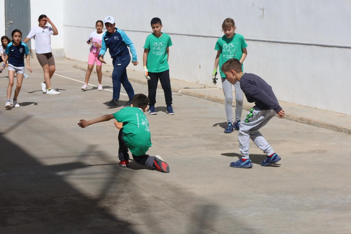 El Poliesportiu Municipal de Silla es va omplir de xiquets i xiquetes per jugar a raspall en un mat de pilota i diversi. El Poliesportiu Municipal de Silla es va omplir de xiquets i xiquetes per jugar a raspall en un mat de pilota i diversi.