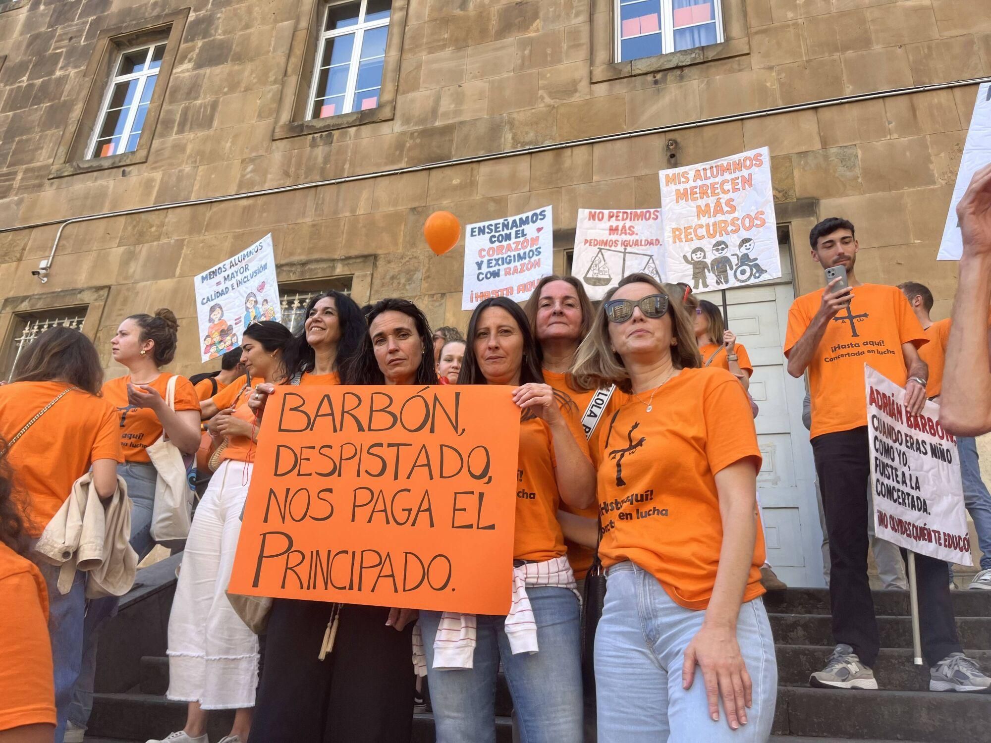 Así fue la multitudinaria marcha naranja de la concertada en Asturias