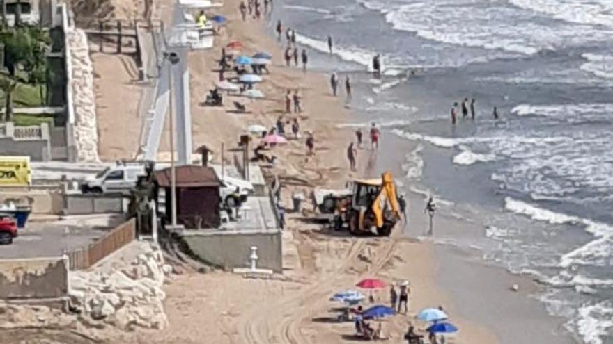 Maquinaria pesada trabajando en la orilla este 7 de julio