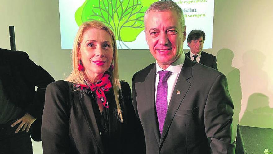 El presidente del Gobierno vasco, Íñigo Urkullu, y Lucía Jiménez durante el acto en recuerdo de Fernando Buesa.