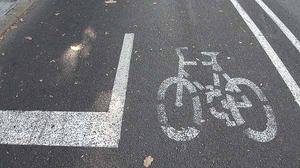 ’El Periódico’ circula durant un matí pels principals carrils bici de Barcelona.