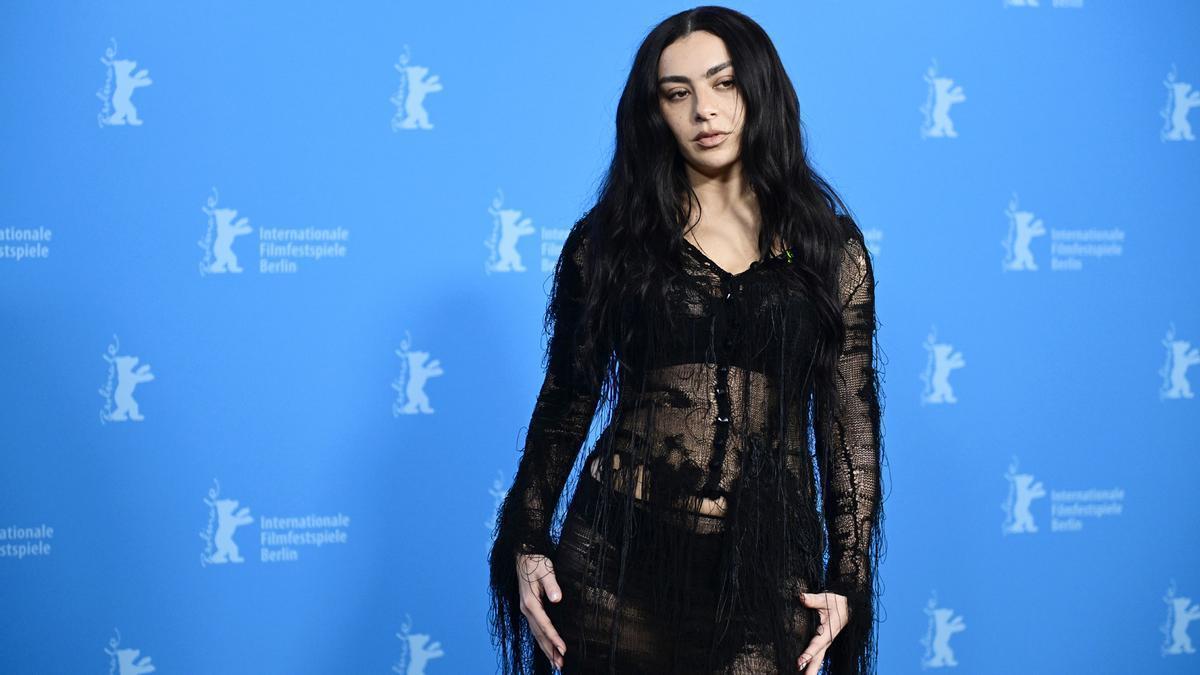 La cantautora británica Charli XCX asiste a la sesión fotográfica de 'The Moment' durante el 76.º Festival Internacional de Cine de Berlín.