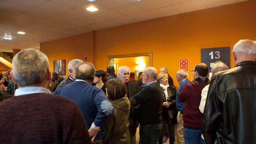 Personas congregadas en el tanatorio para trasladar sus condolencias a la familia.