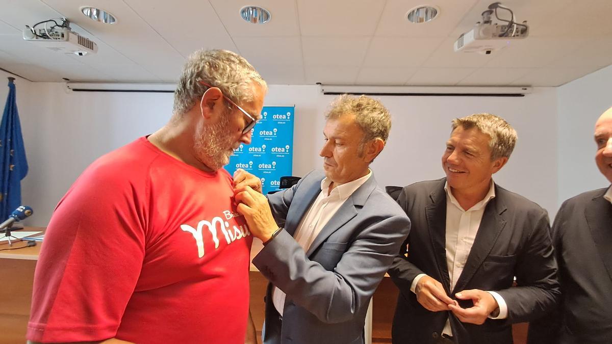 Jorge Suárez coloca el pin del bonito de oro.