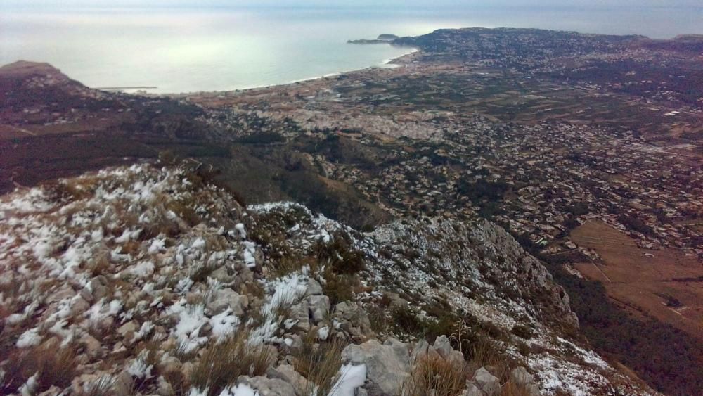 Imágenes de la cumbre del Montgó nevada.