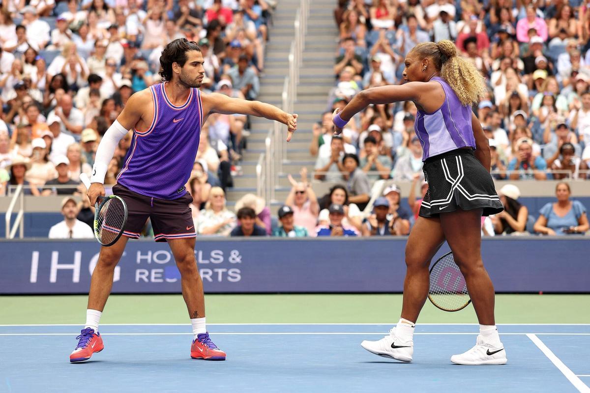 Alcaraz y Serena Williams chocan sus manos en el partido de octavos de dobles mixto de este martes en Nueva York.