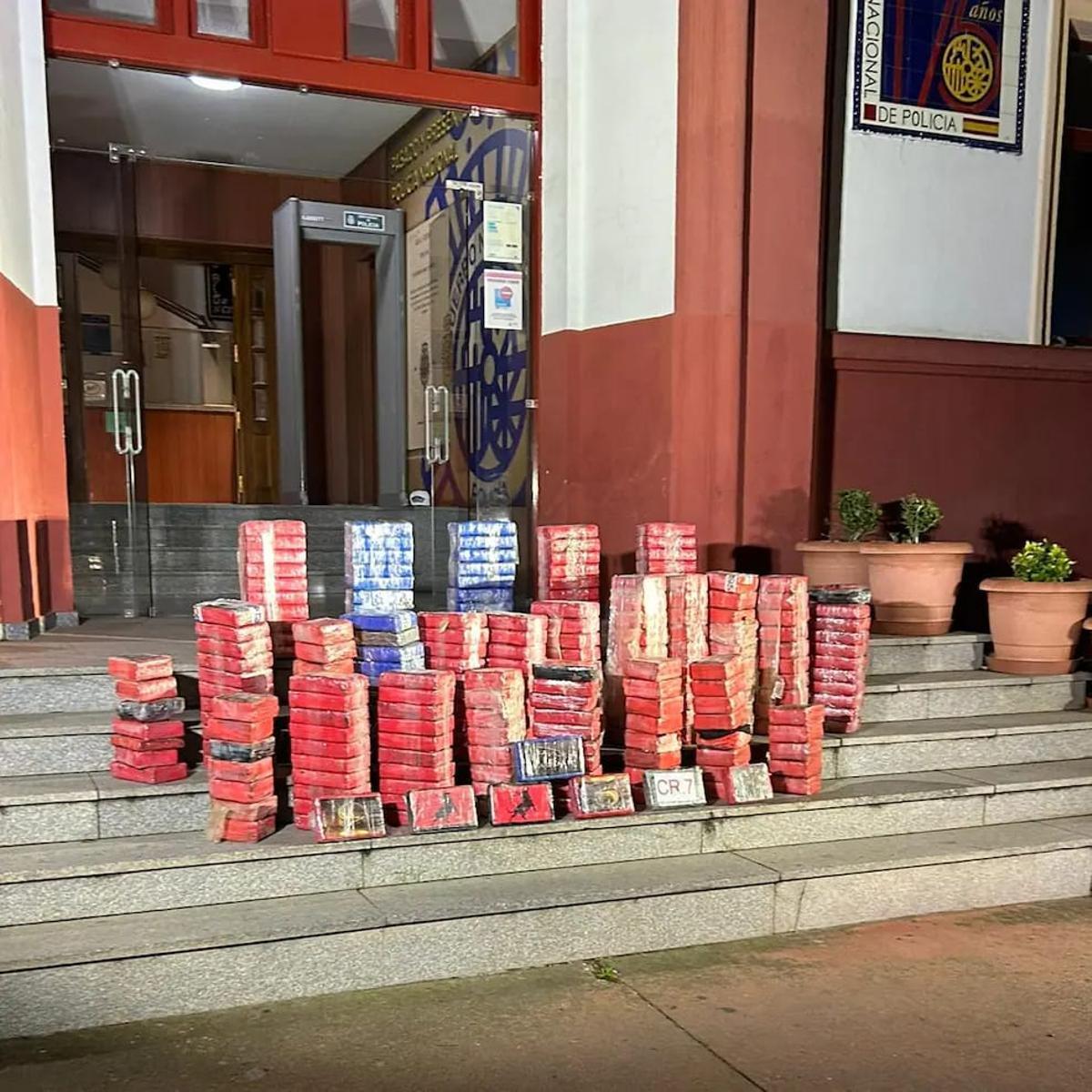 Los paquetes con la droga intervenidos al camionero, en la puerta de la Jefatura Superior de Tráfico, para informar de la operación a la prensa.