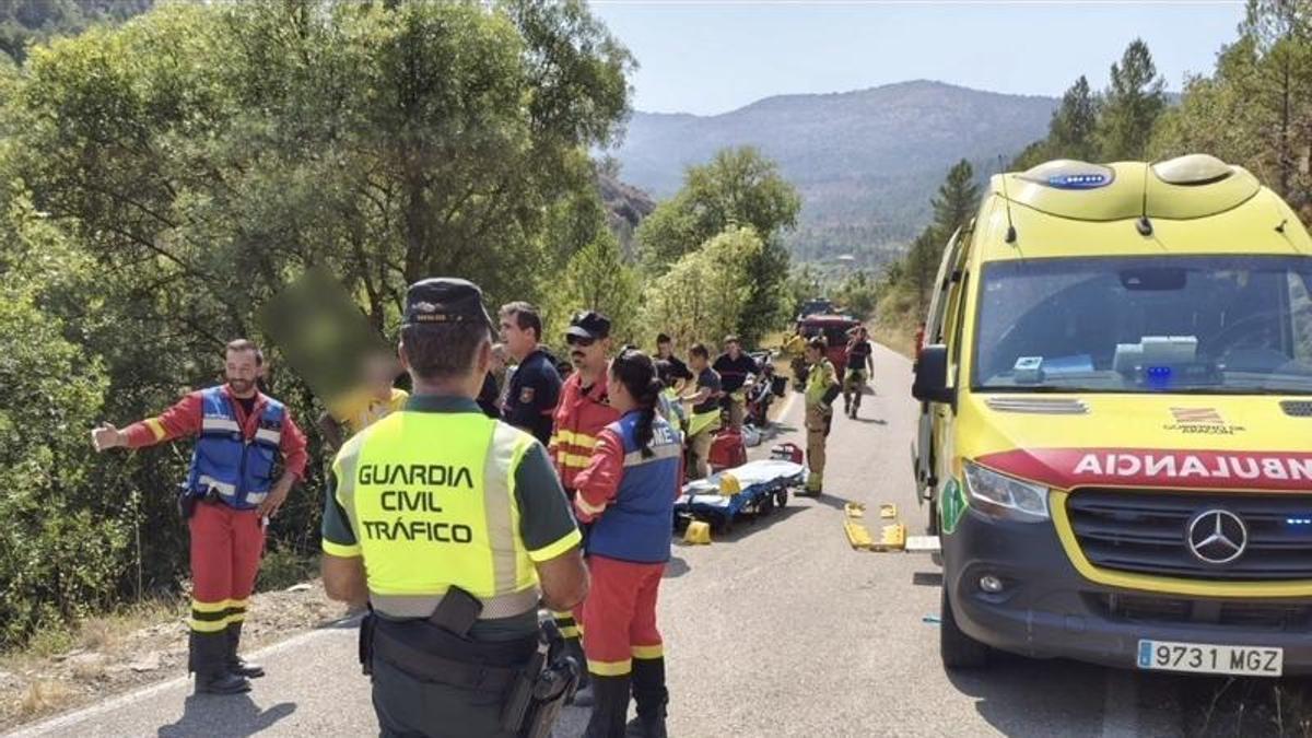 Equipos sanitarios atendiendo al motorista herido.