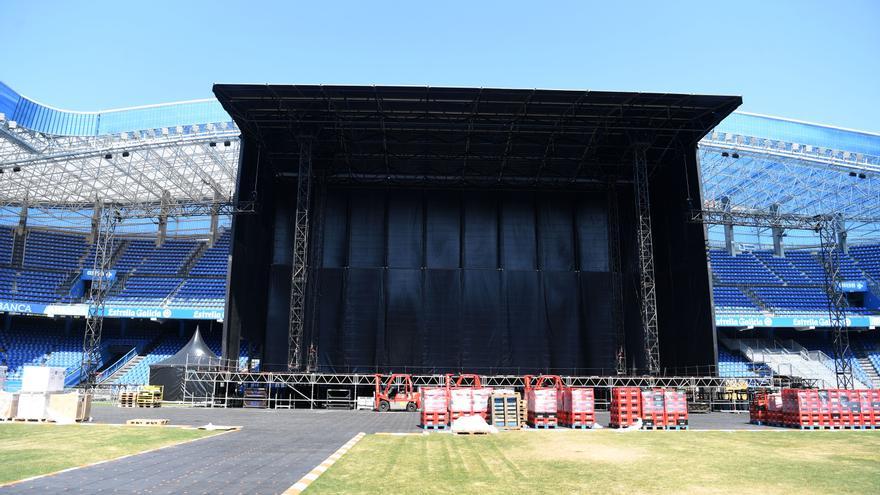 Montaje en Riazor del Morriña Fest, el primer gran festival del verano en A Coruña