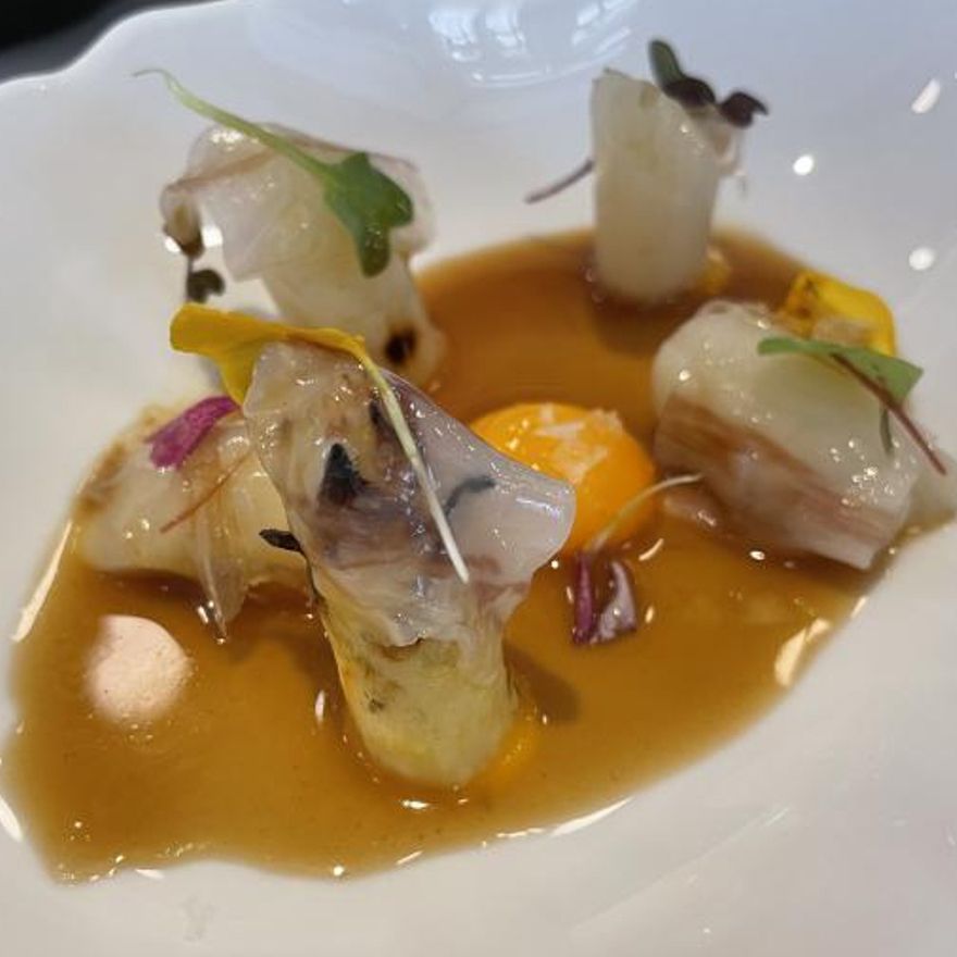 Espárragos
blancos con panceta y caldo de jamón.