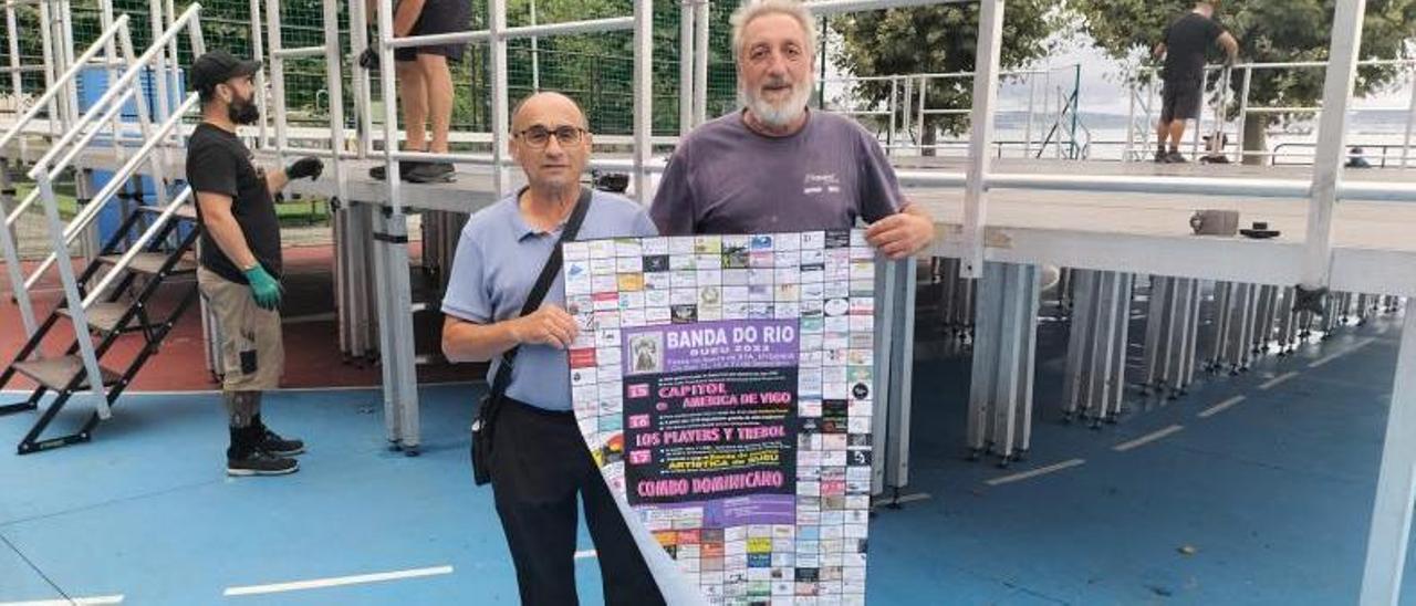 El presidente de la comisión de fiestas, Celso Dopazo (izq.) y el vicepresidente, Alberto Barreiro, con el cartel de este año.   | // FDV