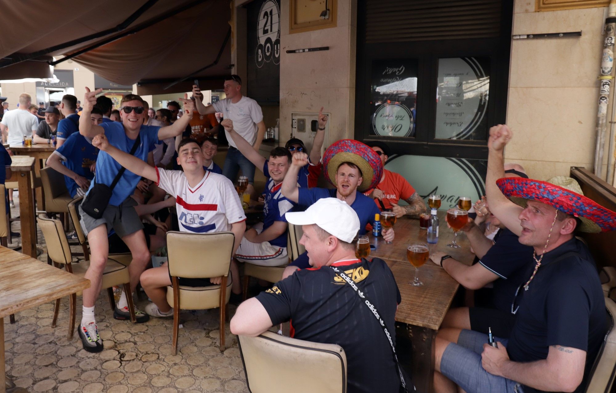 Aficionados del Rangers en el Centro de Málaga antes de disputar la final de la Europa League en Sevilla