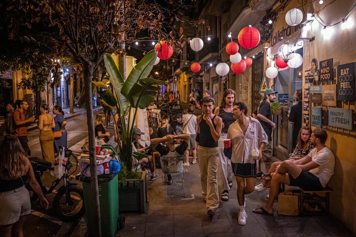 Ambiente nocturno de la Festividad de Santa María, en el barrio de Gràcia