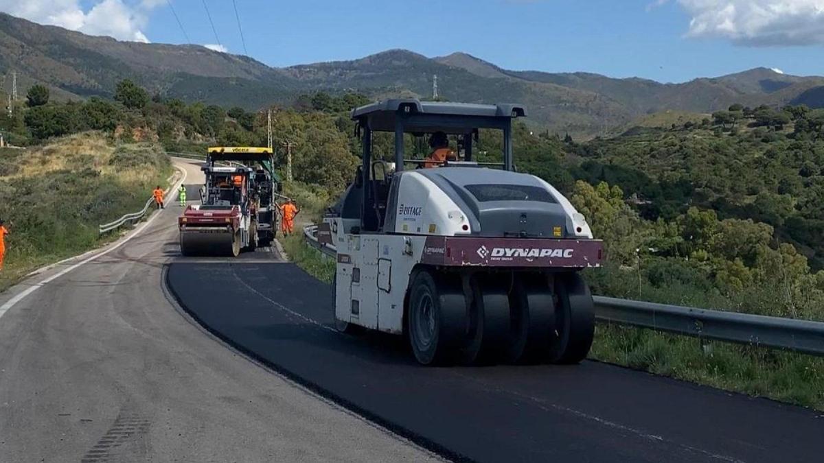 La Diputación de Málaga inicia obras de mejora en la carretera MA-8301 de Estepona a Jubrique.