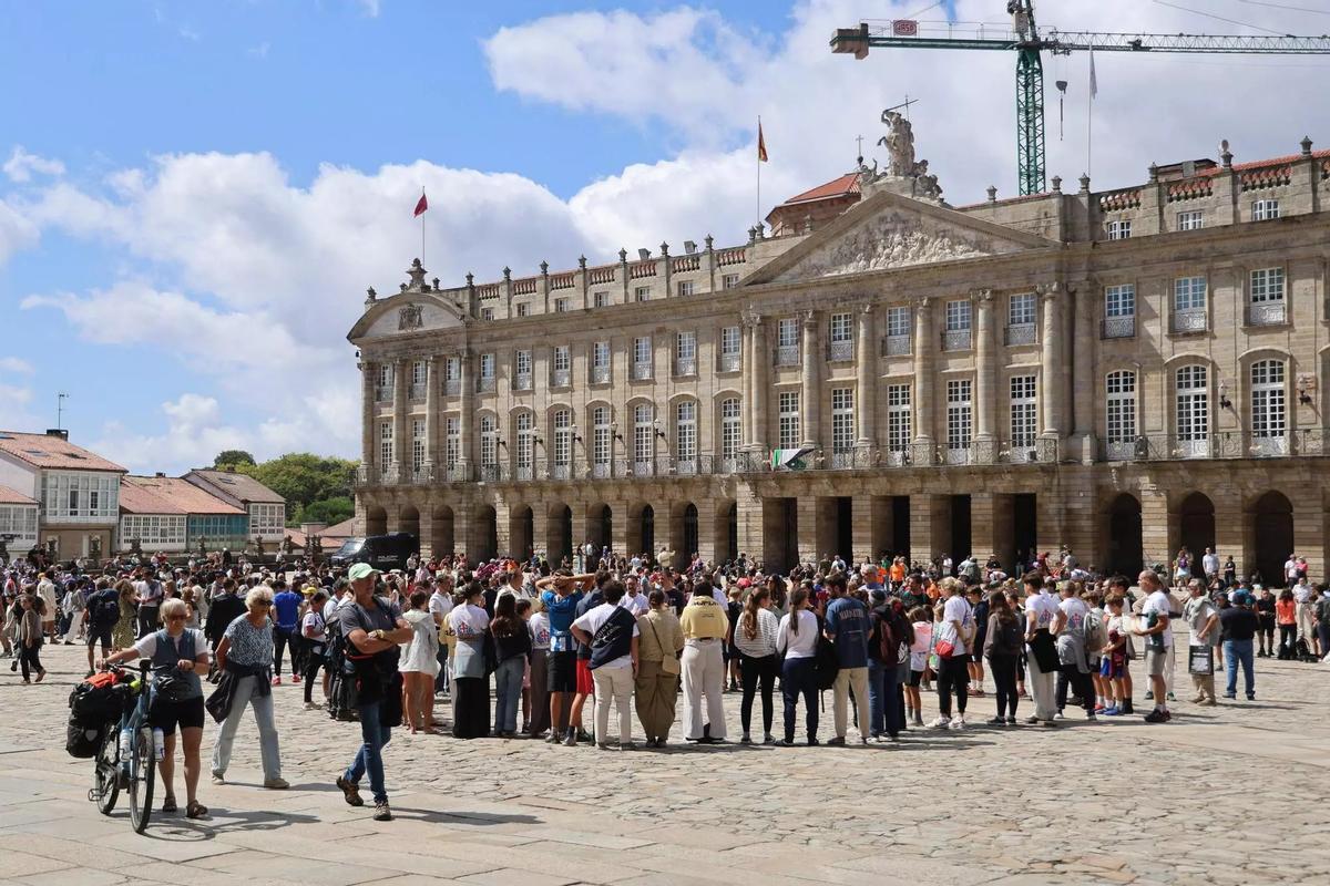 Turistas y peregrinos en la Praza do Obradoiro el pasado fin de semana.