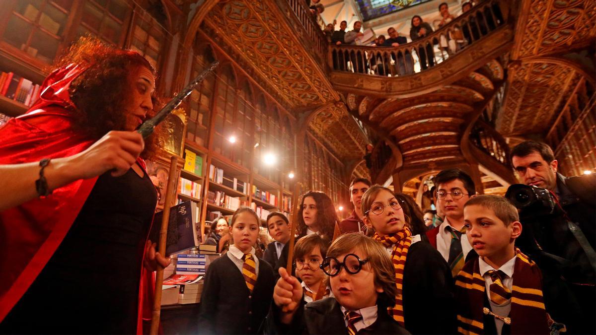 Lectura de «Harry Potter» en la librería Lello de Oporto.