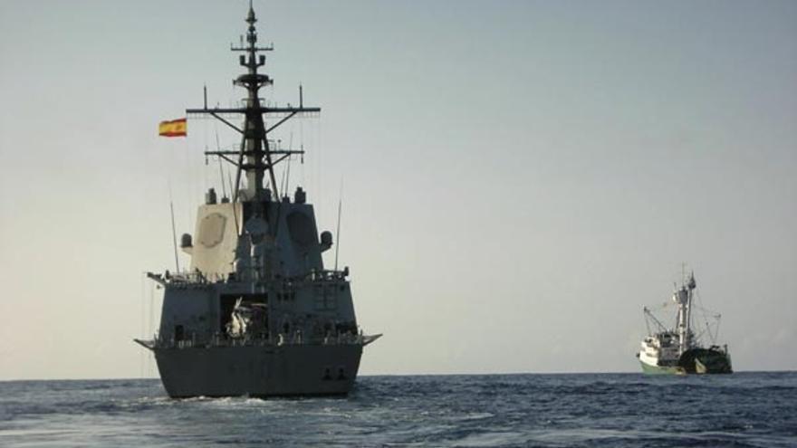 La fragata &quot;Méndez Núñez&quot; escolta al atunero &quot;Playa de Bakio&quot; en aguas de Somalia.