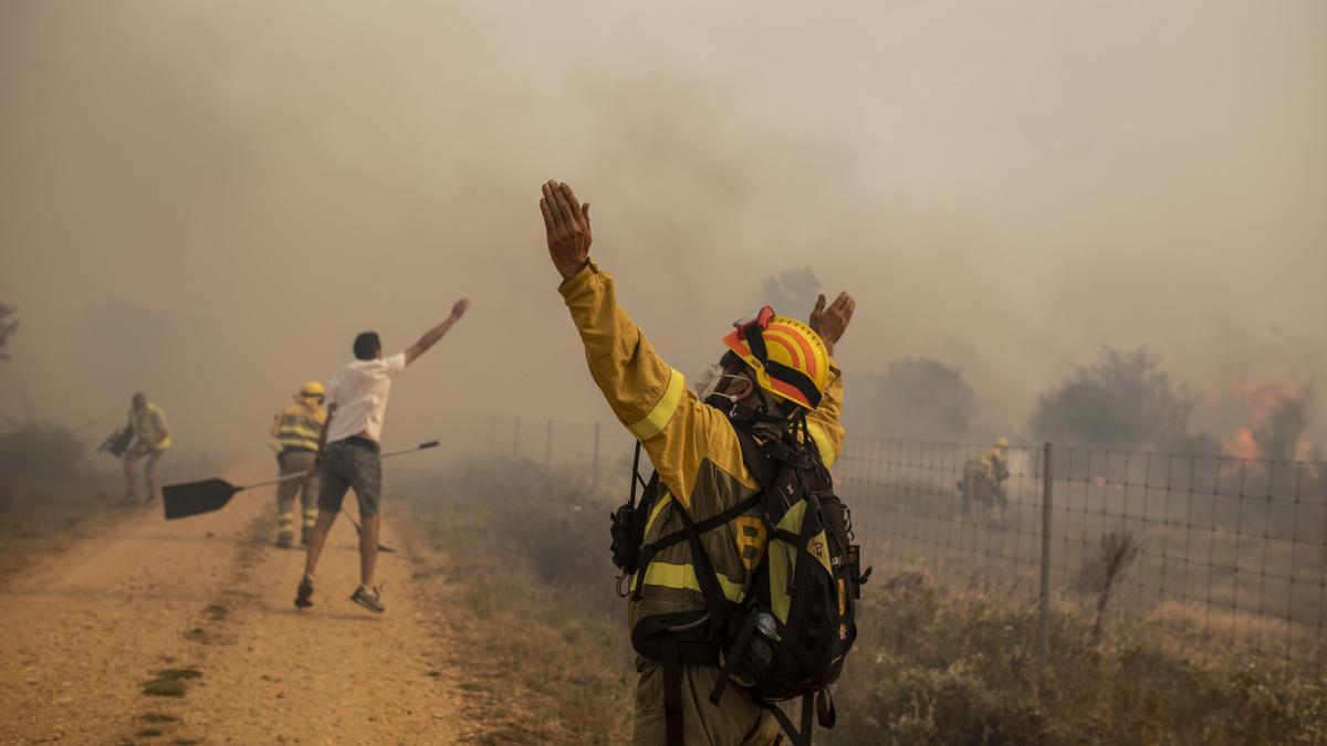 Efectivos de lucha contra incendios en la Sierra de la Culebra, en Zamora