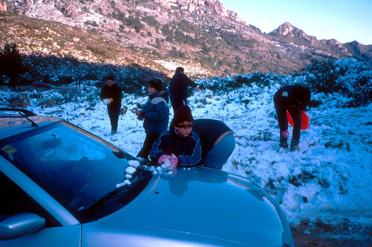 Unos niños juegan con la nieve en la Drova (Barx) en 2001.