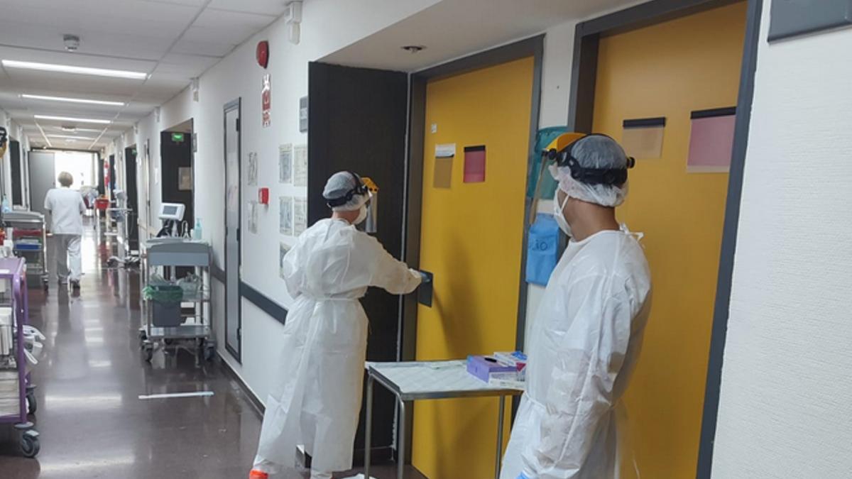 Sanitarios trabajando en la planta covid de un hospital valenciano.