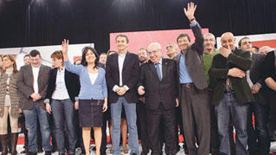 Zapatero, flanqueado por Paloma Sainz y Areces, junto a Javier Fernández y otros candidatos del PSOE.