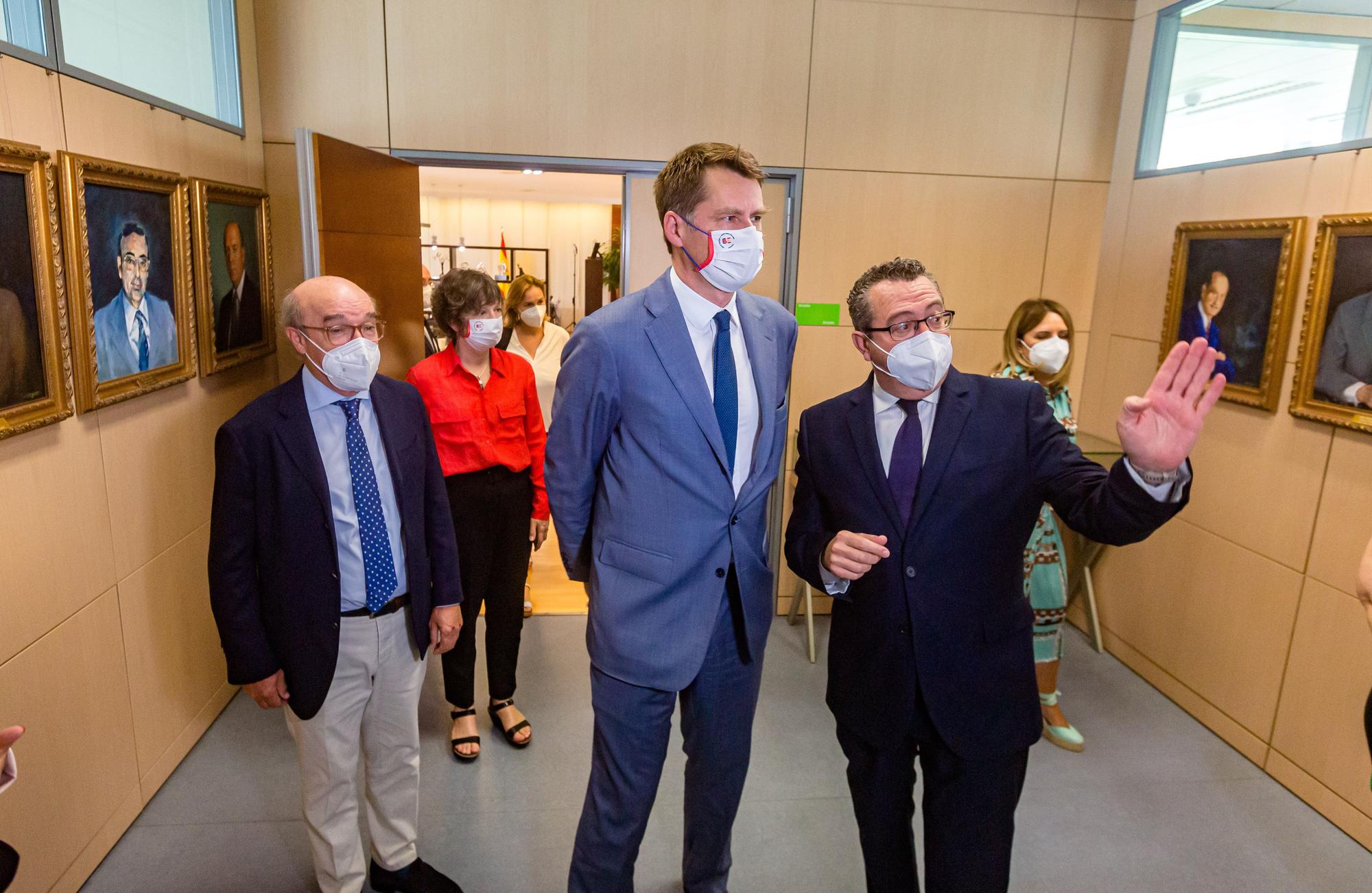 El embajador británico se reúne con el alcalde y los hoteleros de Benidorm