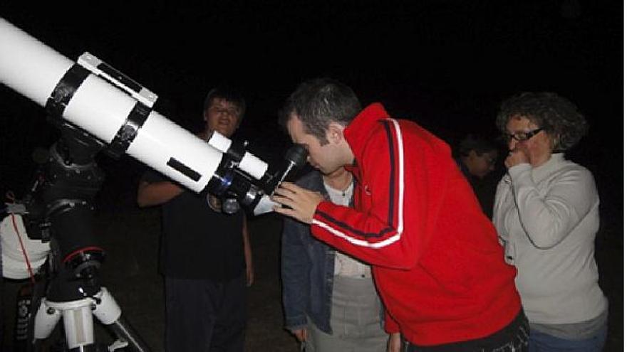 Uno de los participantes utiliza el telescopio para observar planetas y estrellas.