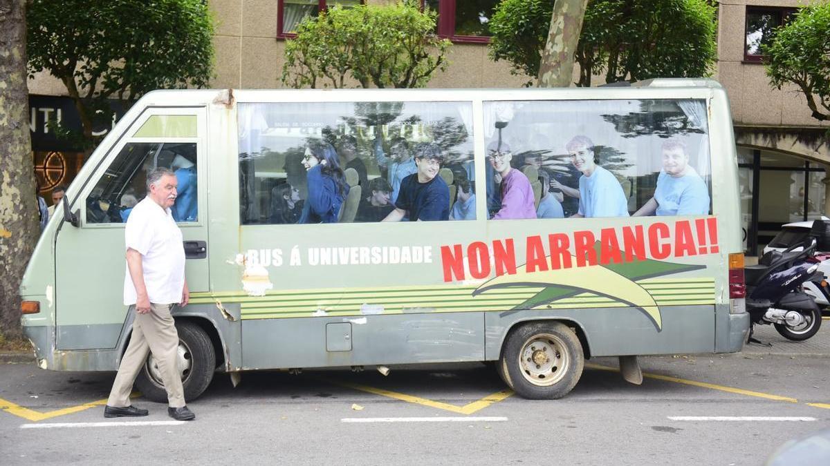 Autobús instalado por el Concello en Santa Cristina para reclamar un servicio de bus entre Oleiros y la UDC.