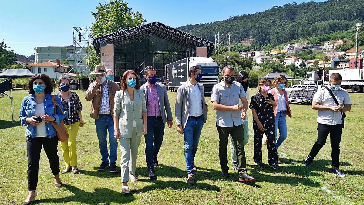 Visita de la conselleira de Medio Ambiente,Ángeles Vázquez (cuarta izda.), al recinto del SonRías. |   // S.A