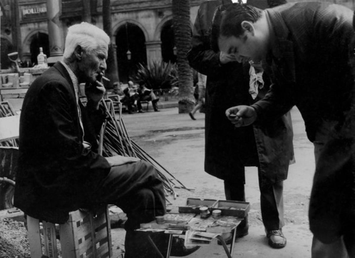 Compra venta de monedas y billetes en la plaza Real de Barcelona.