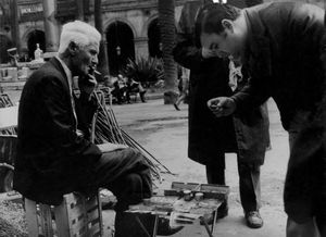 Compravenda de monedes i bitllets a la plaça Reial de Barcelona.