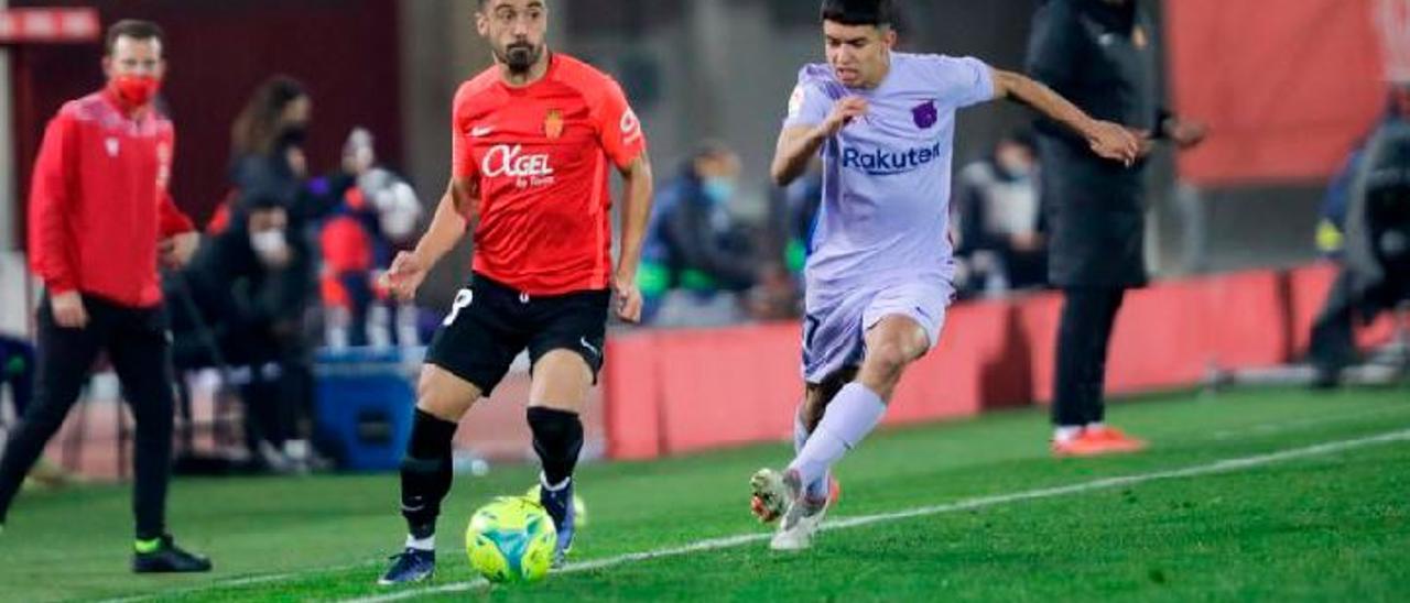 CapturaJaume Costa conduce la pelota, ante la presión del canterano Ilias Akomachk.