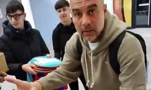 La reacción de Guardiola contra unos jóvenes cazautógrafos: ¿Queréis pasaros la vida haciendo esto?