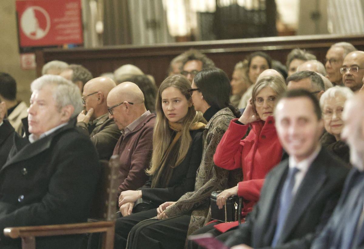Doña Sofía y las infantas Elena y Cristina, acompañadas de Victoria Federica e Irene Urdangarin, en el Concierto de Semana Santa que se celebra en la Catedral de Mallorca