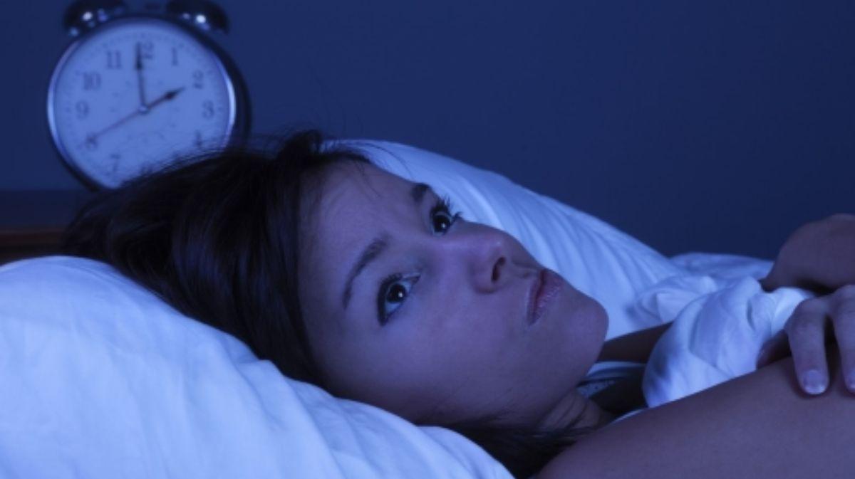 La modalidad y estructura del pensamiento no muestra el ritmo circadiano normal en los insomnes.