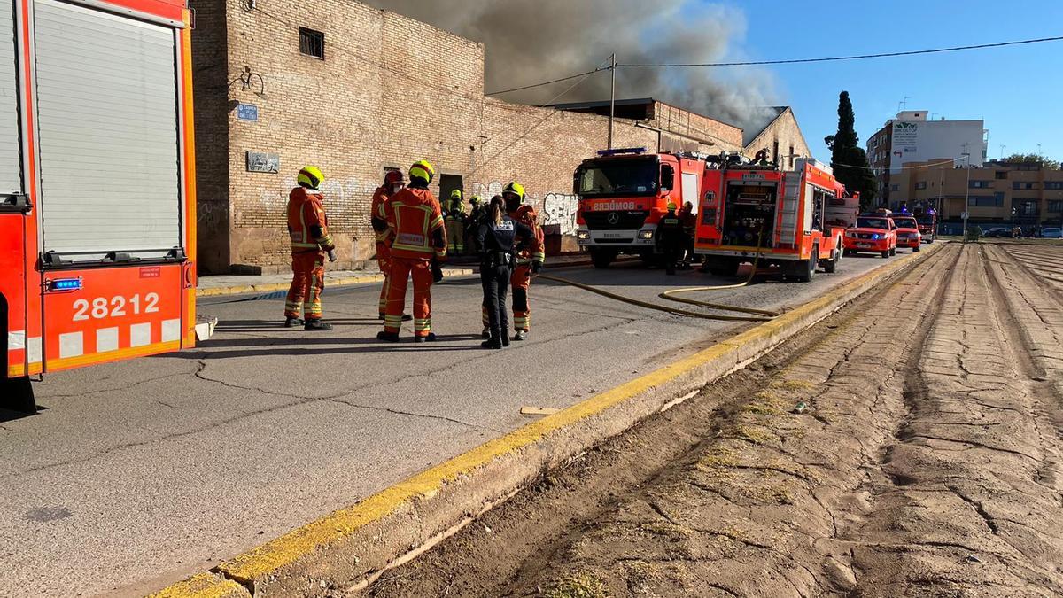 Incendio en una nave industrial de Tavernes Blanques