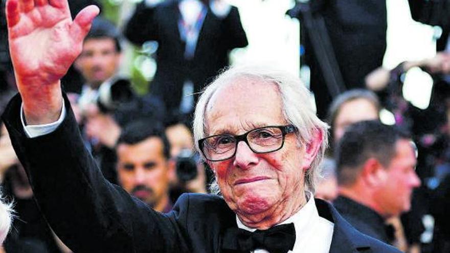 Ken Loach saluda a su llegada, ayer,  a Cannes.   | FOTO: REUTERS