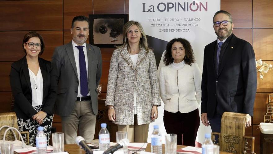 De izquierda a derecha, María Meseguer, Sergio López, Olga García Saz, María José Gil y Miguel López Abad, en la sede de LA OPINIÓN