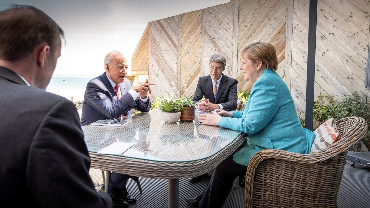 Joe Biden y Angela Merkel durante su reunión junto a sus asesores.