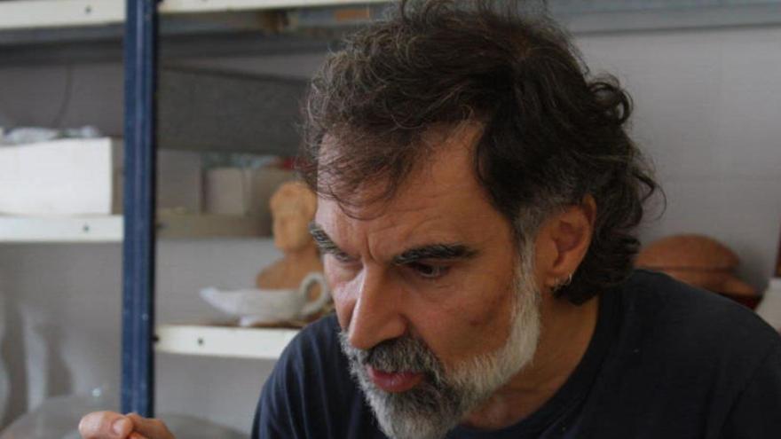 Jordi Cuixart pintant una peça de ceràmica