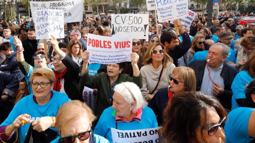 Un grupo de vecinas y vecinos de Pobles del Sud, en la pasada protesta en la plaza del Ayuntamiento.