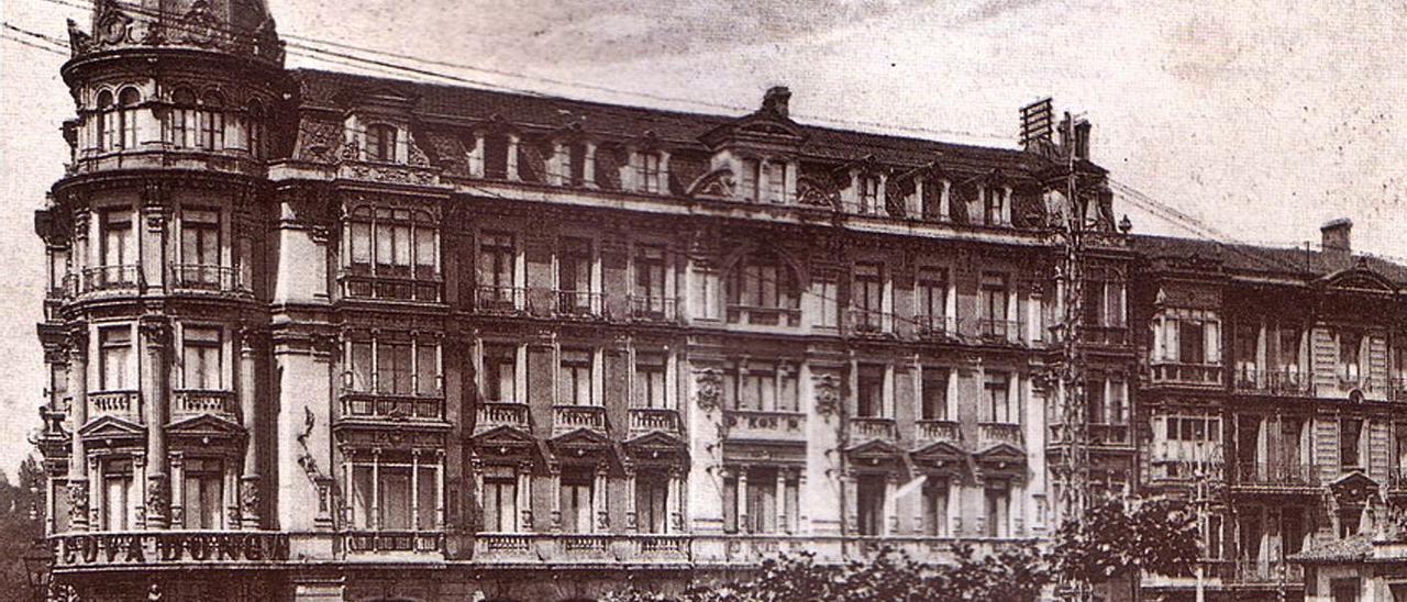 Foto de época de la sede del Banco Asturiano de Industria y Comercio en Oviedo.