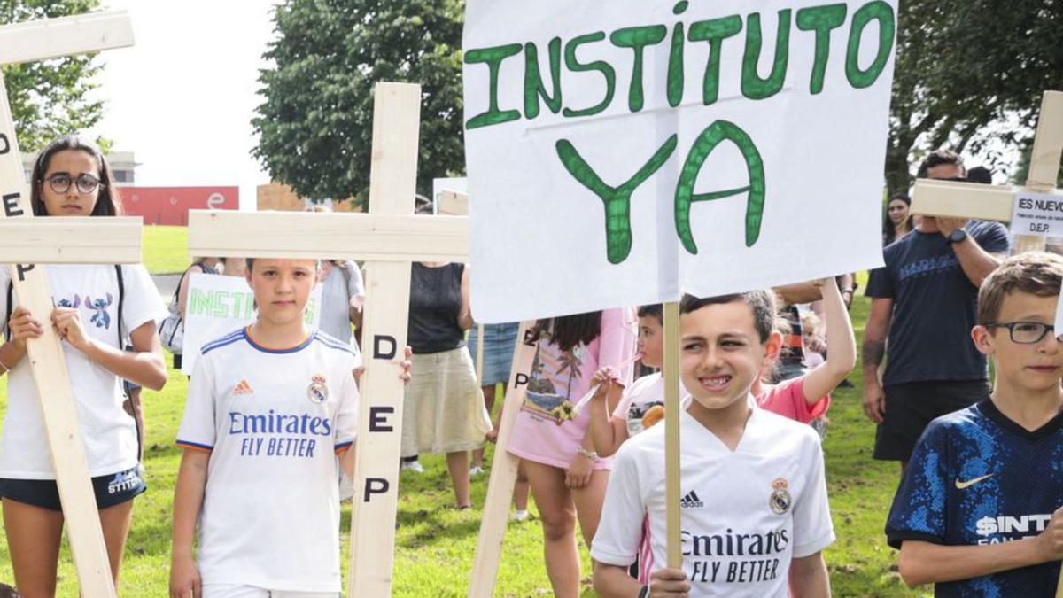 Alumnos de los colegios de La Corredoria, durante una de las protestas por el nuevo instituto. | Irma Collín