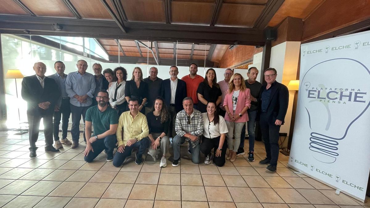 Una imagen de familia de los miembros de Elche Piensa con las jugadoras y directivos del AtticGo